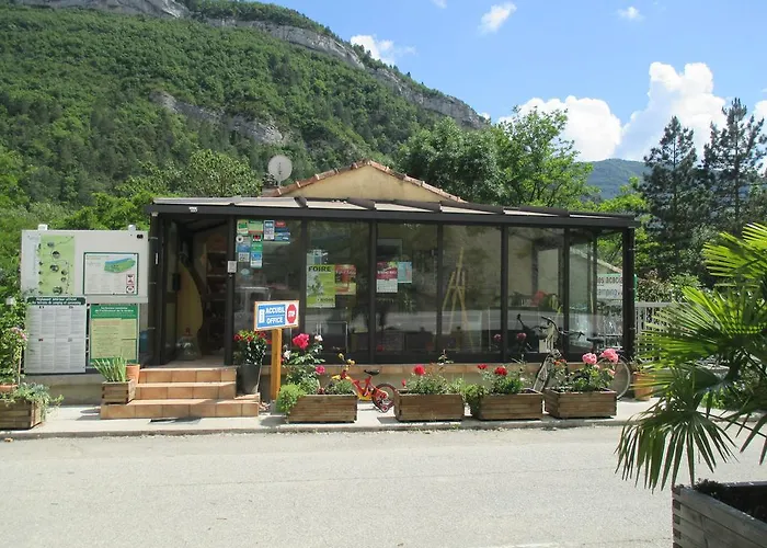 Les Acacias